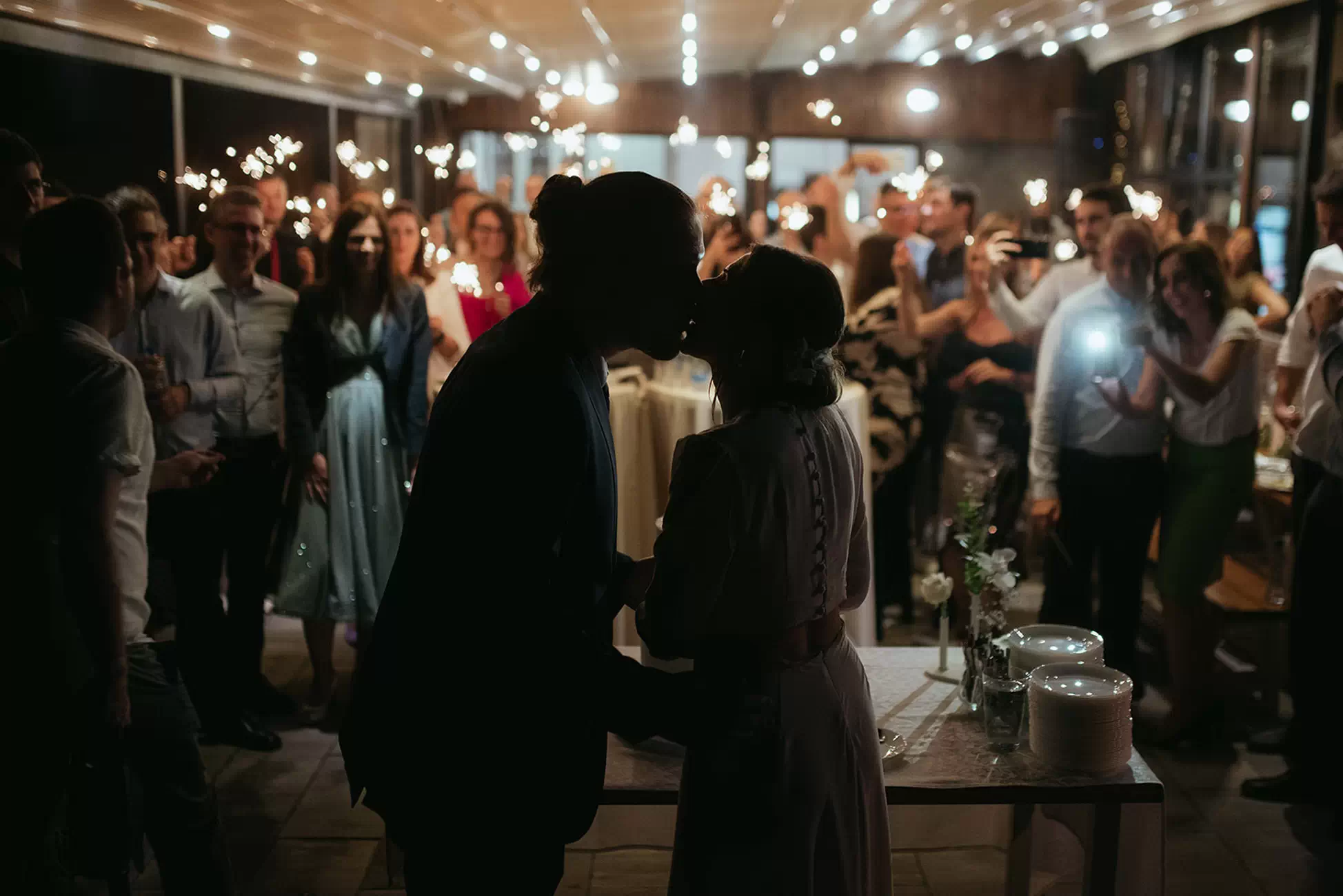 Venčanje u Fruškoj 151, dvoje mladih se ljubi a gosti ih fotografišu